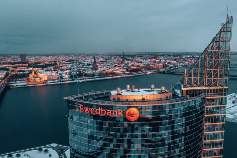 Swedbank supprime environ 500 postes, dont une centaine dans les pays baltes